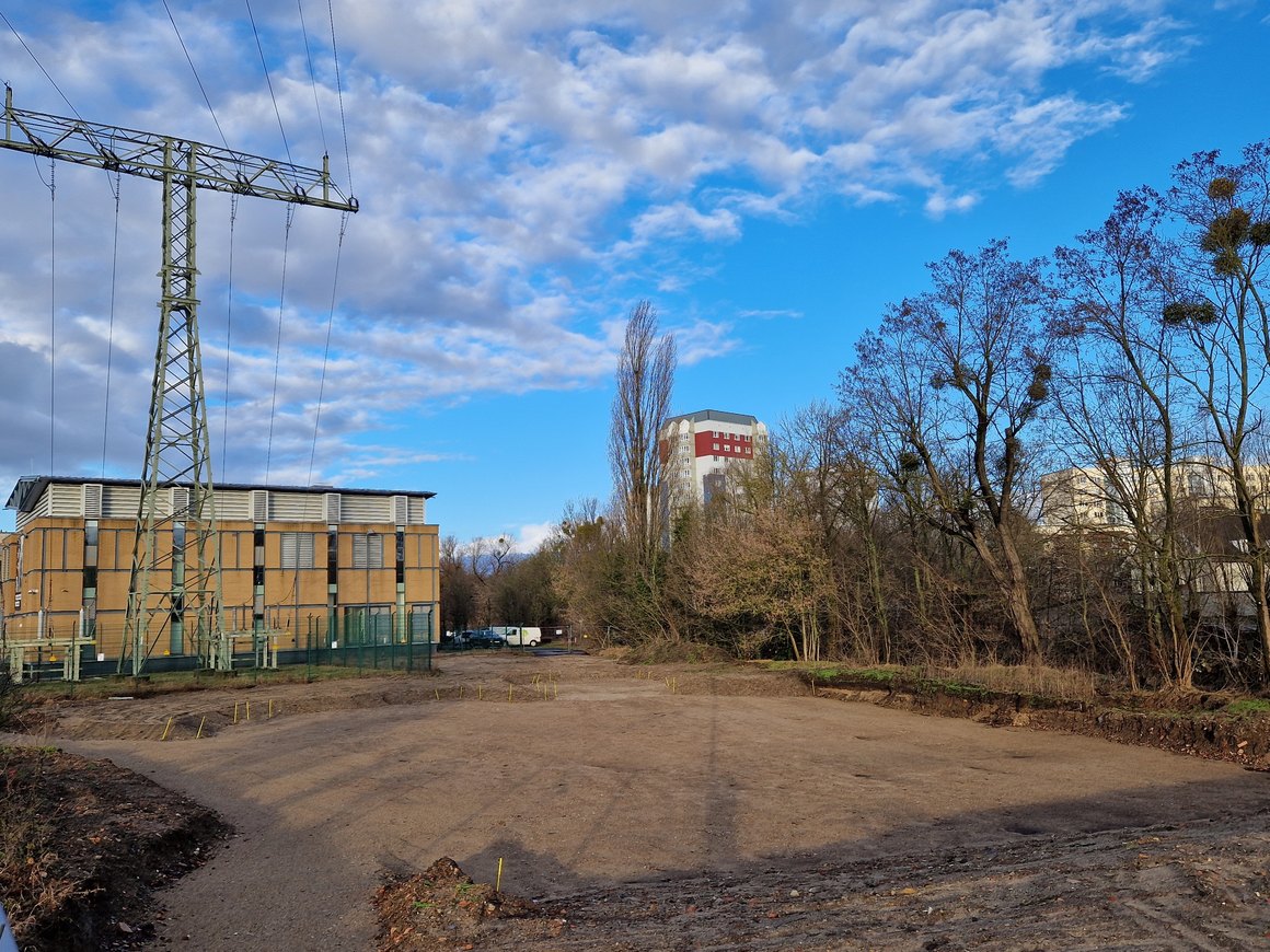 Neben der Trafostation (l.) soll das Gelände vom „E-Park“ ab Februar eine neue Skater-Anlage entstehen. Foto: Matthias Busse